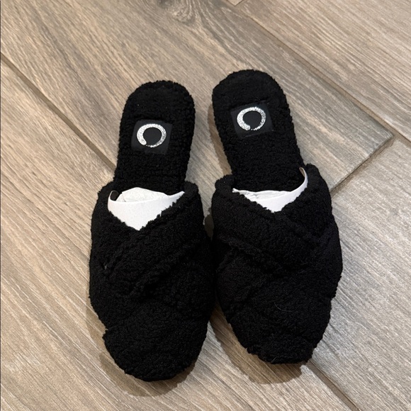 Journee Collection Sereena Black Fuzzy Slippers Sz 8 - Picture 5 of 9
